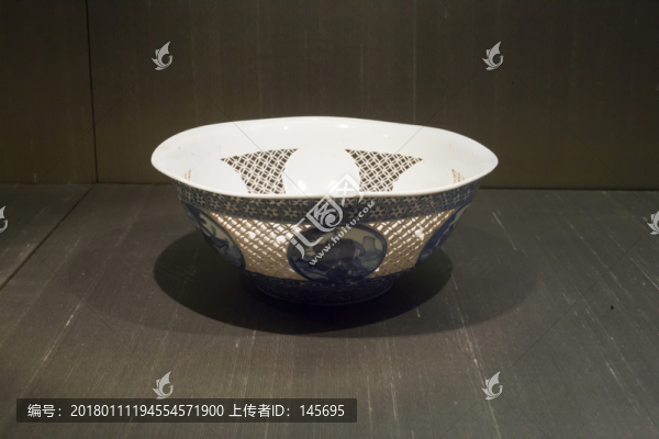 清代青花鏤孔大碗