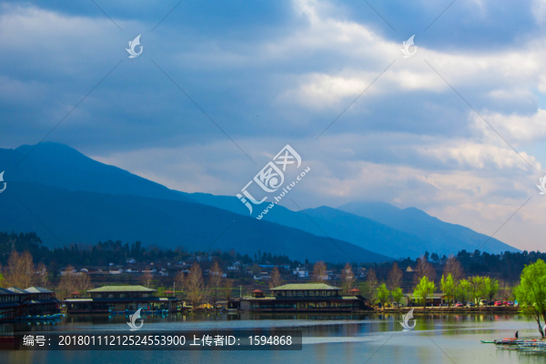 麗江觀音峽藍天白云風景