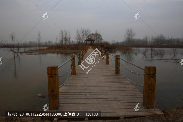 湖中木橋