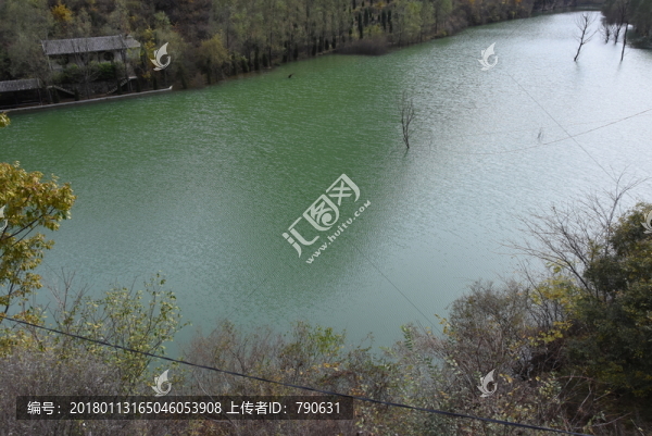 綠色湖水