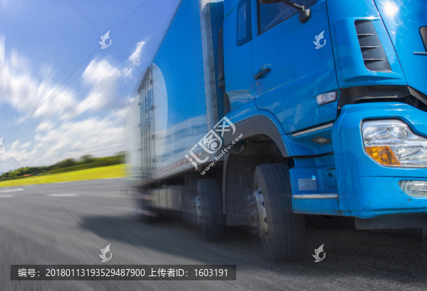 行駛的卡車