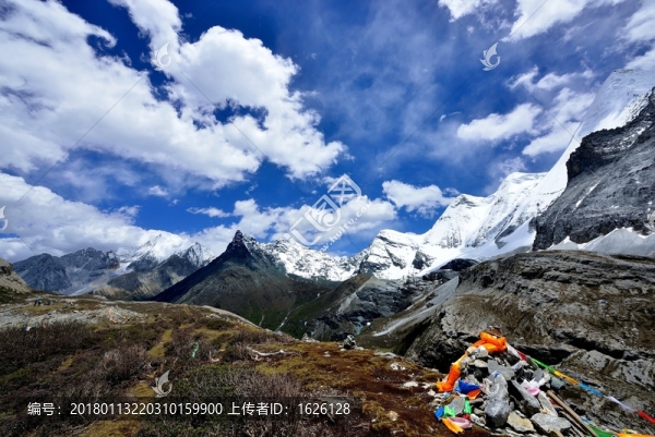 稻城亞丁央邁勇和夏洛多吉雪山