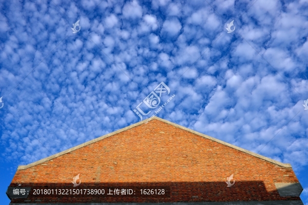 藍天白云下的紅磚建筑