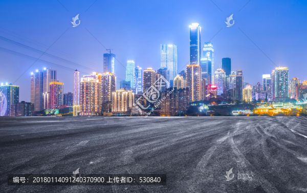 城市道路摩天大樓