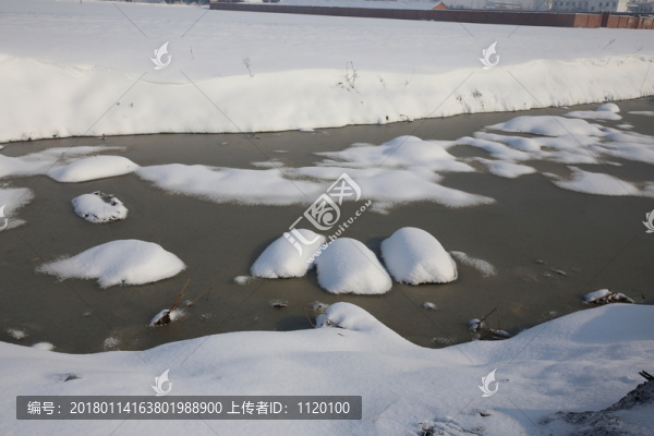 雪中小河