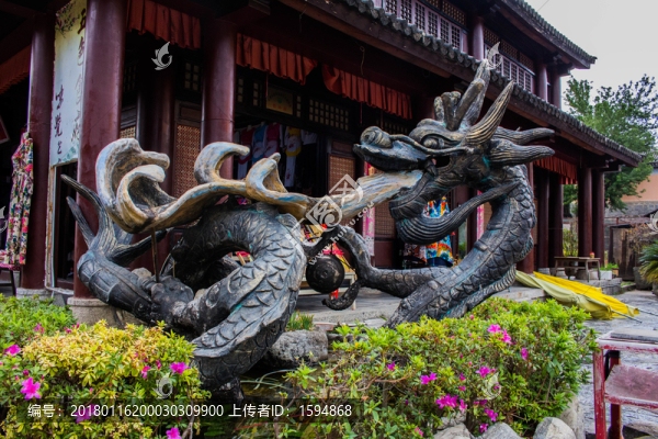 龍石像