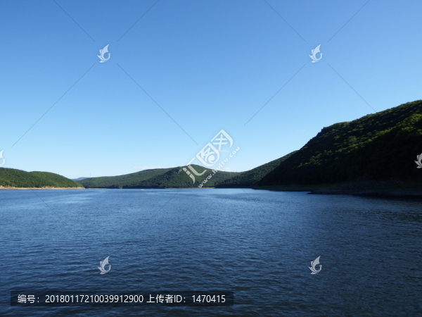 鏡泊湖水天相映