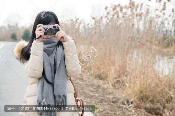 拍照的少女