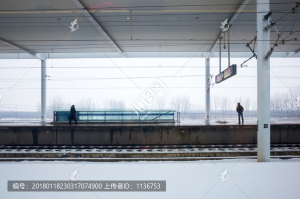下雪的高鐵站臺