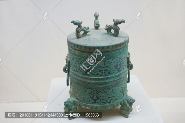 青銅三足雙環(huán)耳鎏金壺,周朝