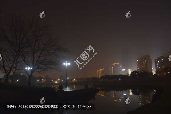 雨夜湖邊城市夜景