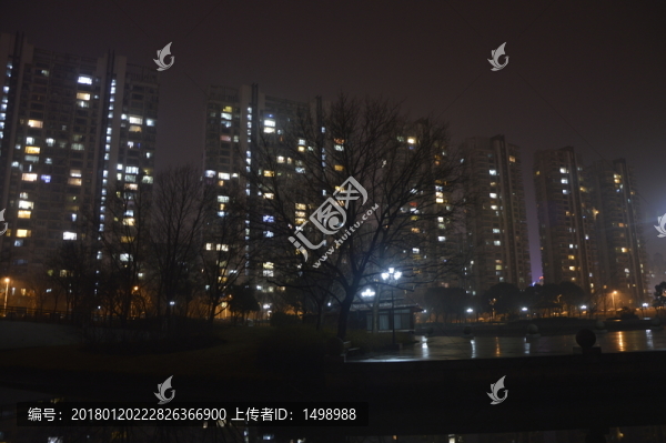雨夜湖邊城市夜景