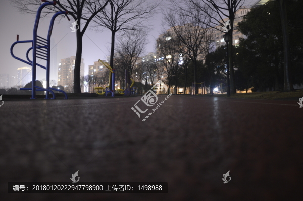 雨夜公園塑膠跑道