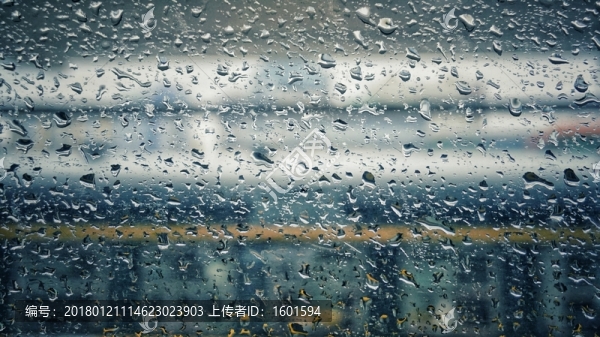 玻璃上的雨滴
