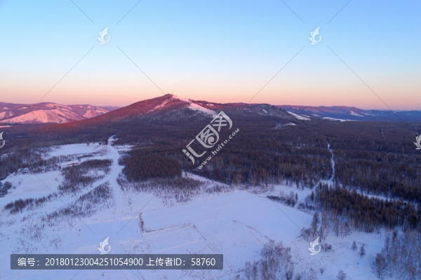 冬季山林暮色