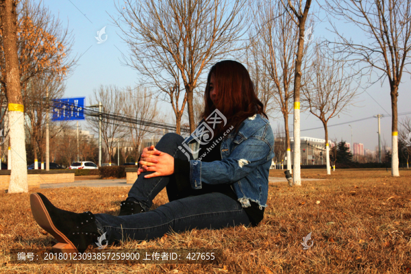 坐在草地上的女人