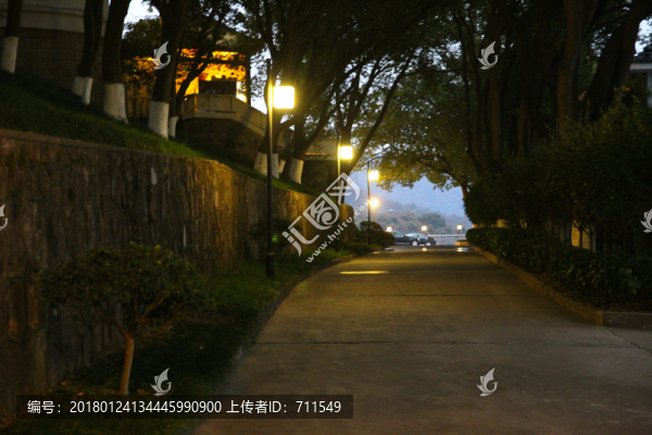 夜晚小路路燈