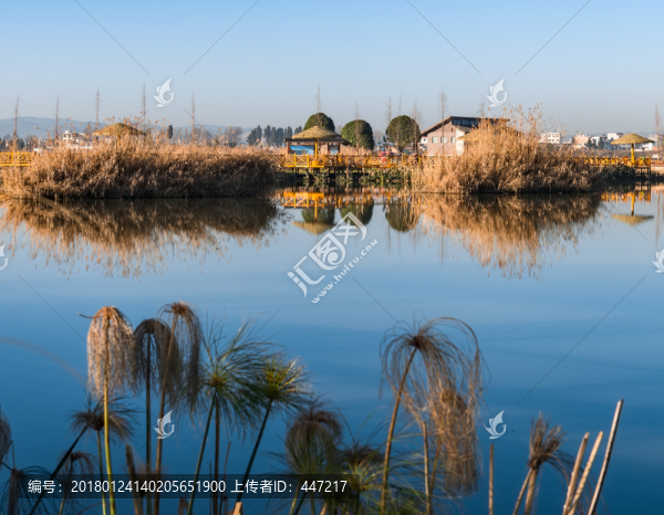沿江水岸人家