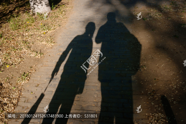 父親和女兒的身影