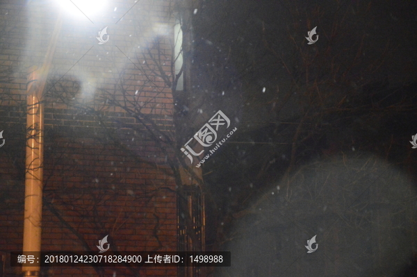 雪夜下的路燈