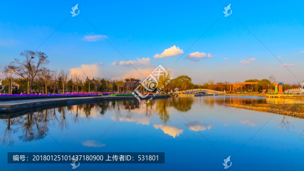 傍晚的湖面