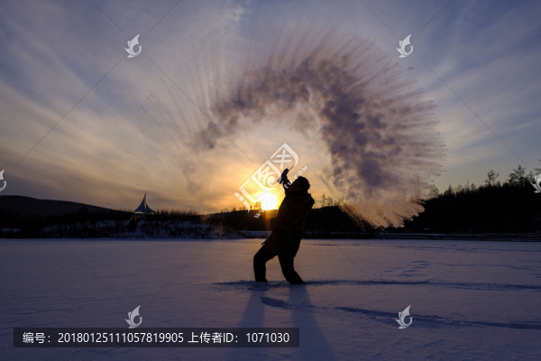 潑水成冰