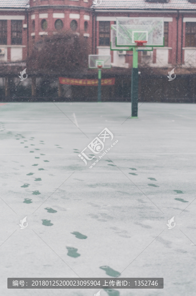 雪中校園