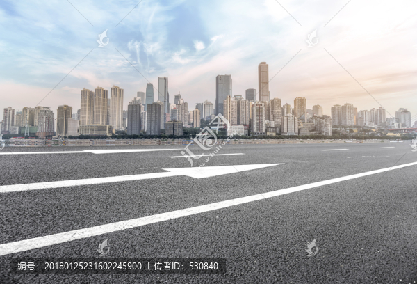 城市道路摩天大樓