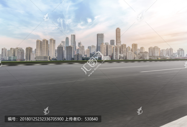 城市道路摩天大樓