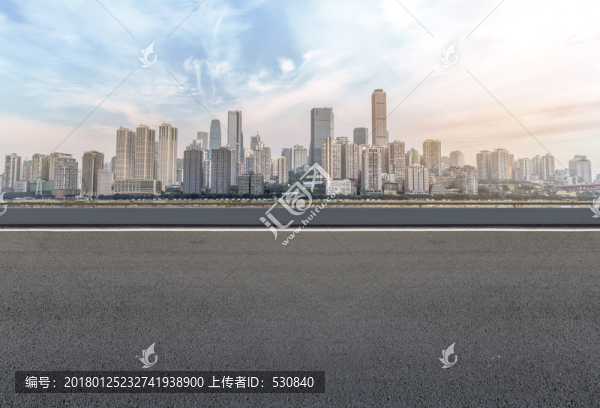 城市道路摩天大樓
