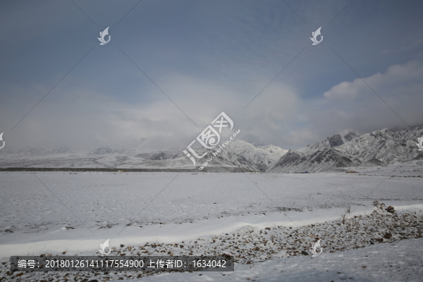 新疆雪山