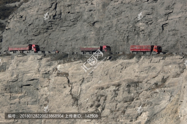 河津龍虎路拉煤車