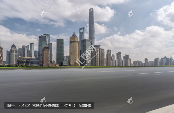 城市道路和上海摩天大樓