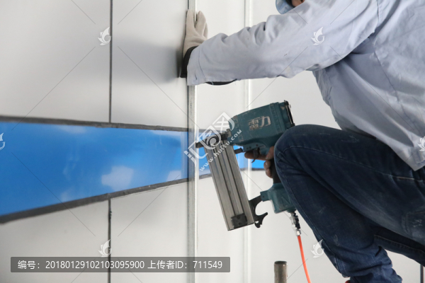 裝修工人施工