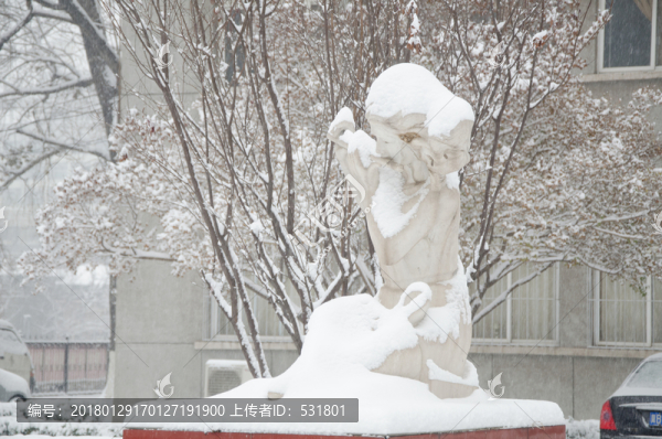 雪中的少女塑像