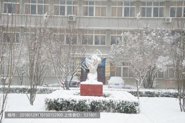 雪中的少女塑像
