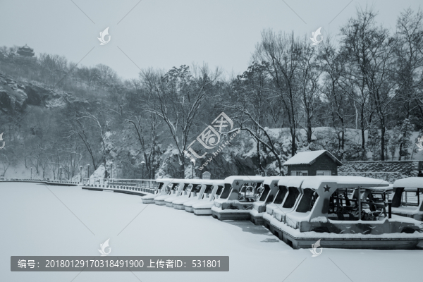 雪中的游船