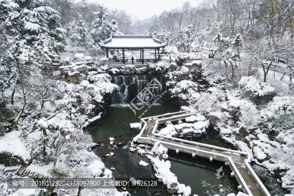 航拍揚(yáng)州瘦西湖雙峰云棧
