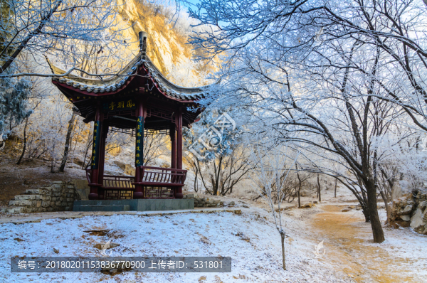 雪中的涼亭