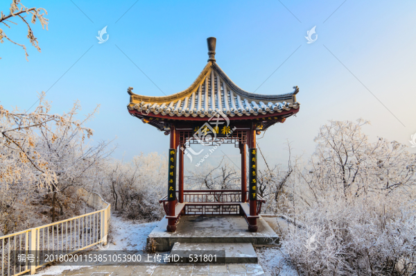 雪中的涼亭