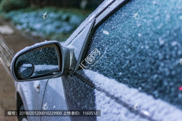 冰雪覆蓋的汽車