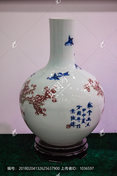 白瓷花瓶