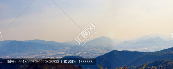 南山頂峰云霧下的村莊