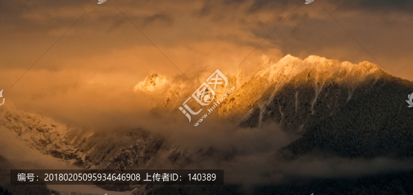 朝陽(yáng)下的梅里雪山之日照金山