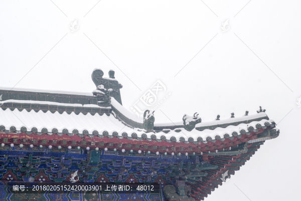 雪中寺廟廊檐