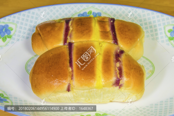 兩塊豆沙面包
