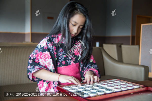 穿和服的女孩