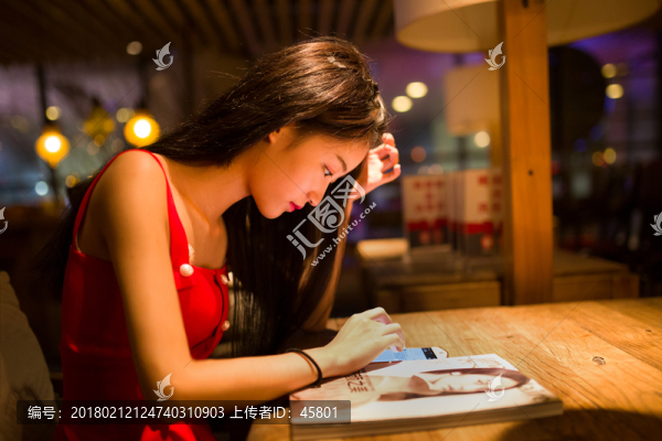玩手機(jī)女孩