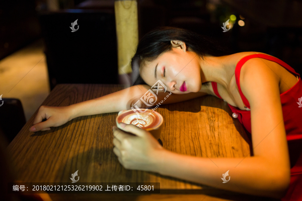 喝咖啡女生