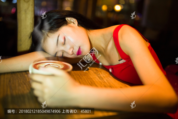 喝咖啡的女孩